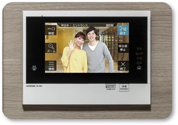 来訪者を映像と音声で確認できるカラーモニター付インターホン