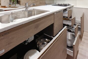 ［ソフトクローズ機能付スライド収納］