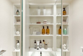 ［三面鏡裏収納］