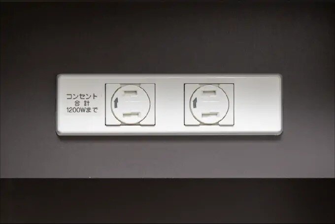 三面鏡裏コンセント