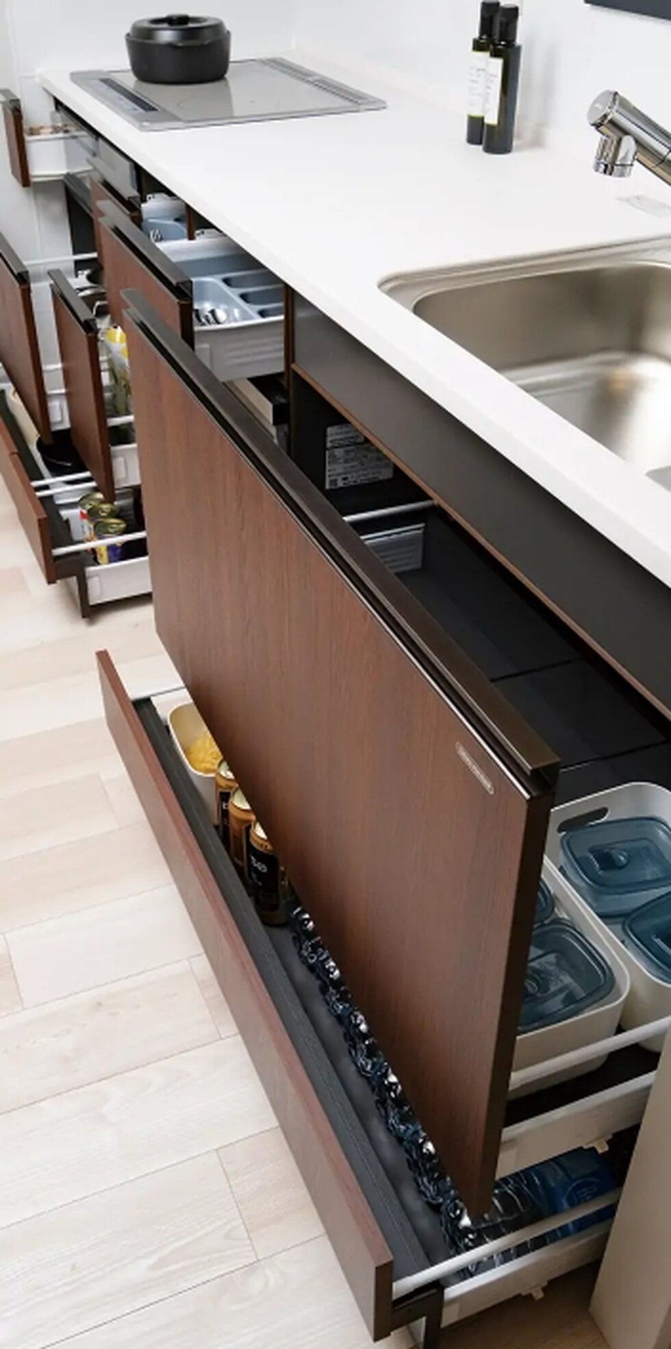 スライド収納／巾木スライド収納