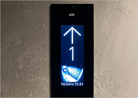 エレベーター前カラーモニター