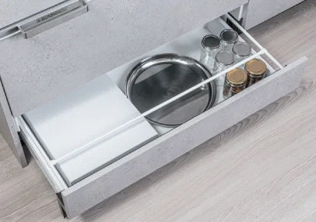 スライド式収納（巾木部分）