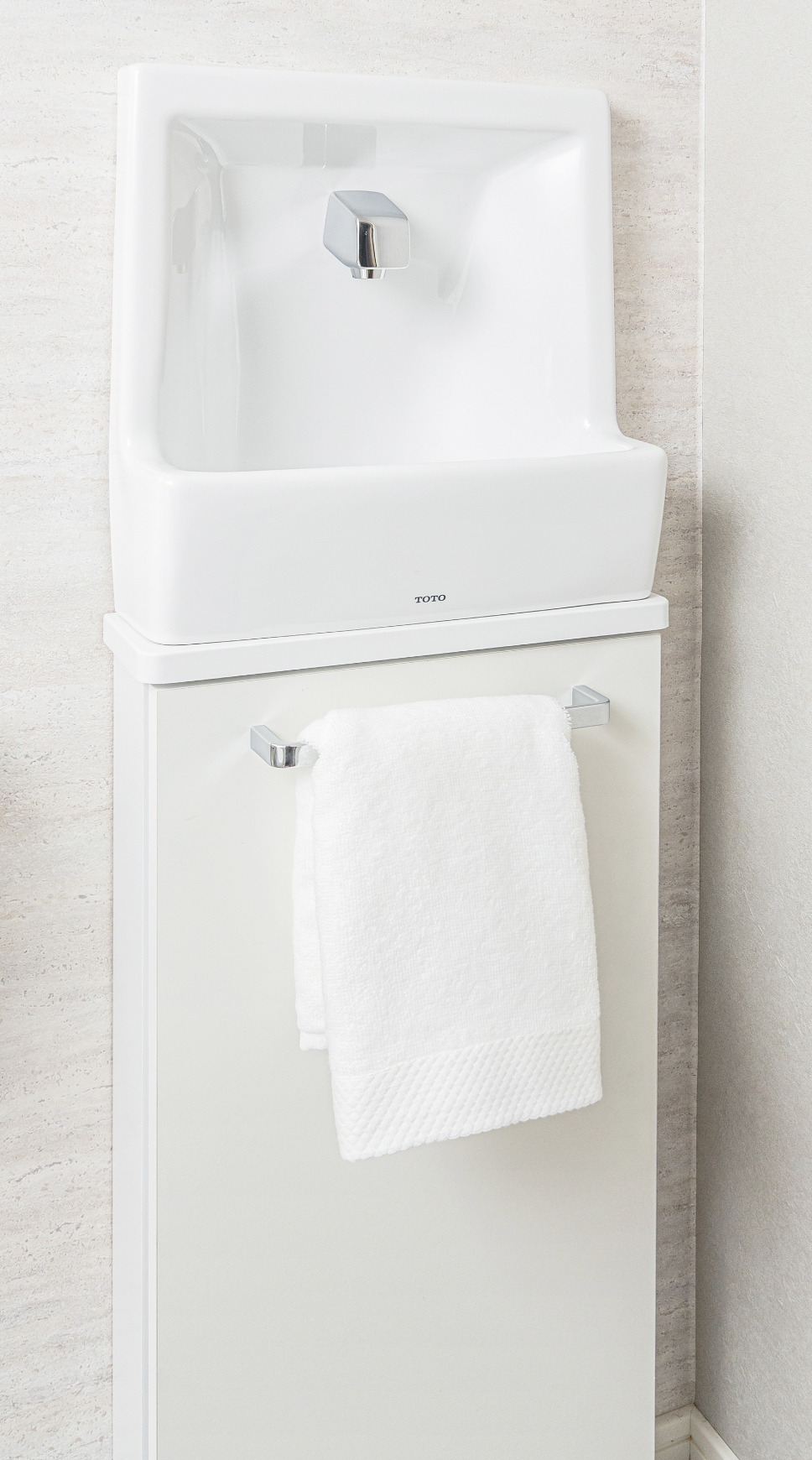 タオル掛け付き手洗自動水栓（手洗下キャビネット付）