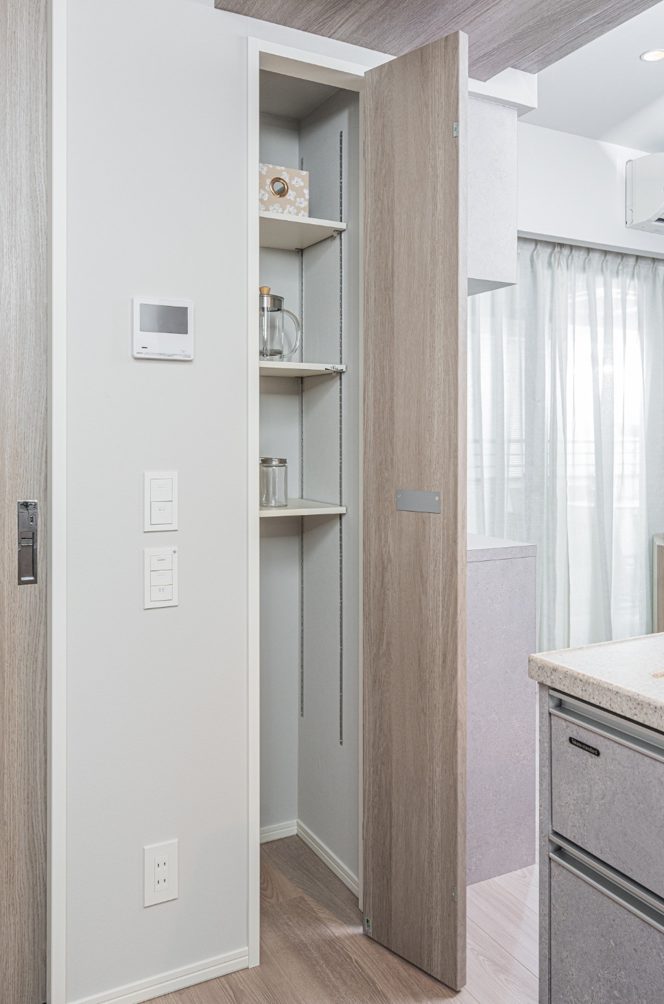 キッチン横物入