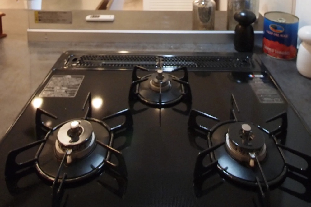 3口オールセンサー対応
ガラストップコンロ
（無水両面焼グリル付）