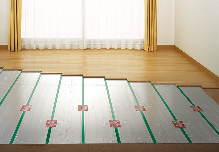 足先から心地よく温まる「床暖房」