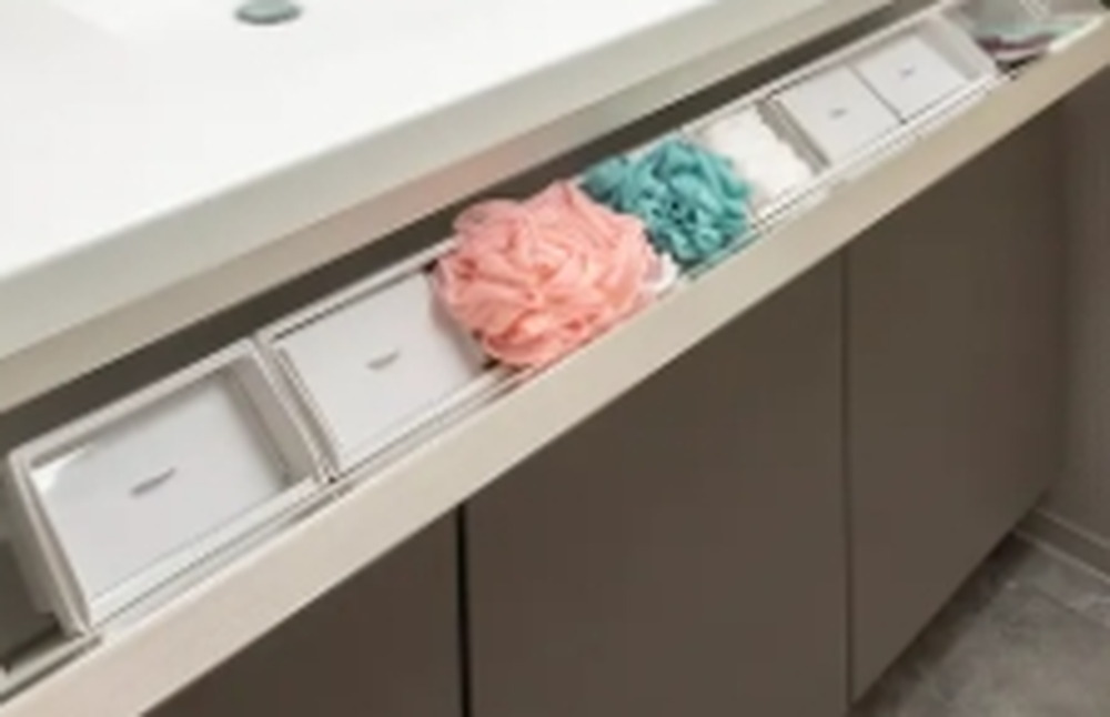 小物をすっきり収納できるコスメポケット