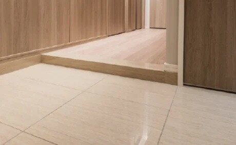 高級感漂う玄関床大理石調タイル