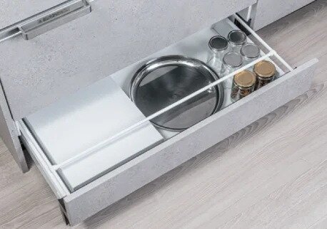 スライド式収納（巾木部分）