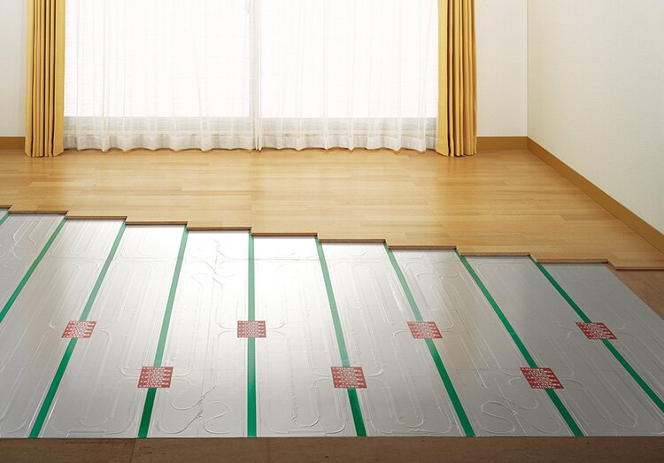 足先から心地よく温まる「床暖房」