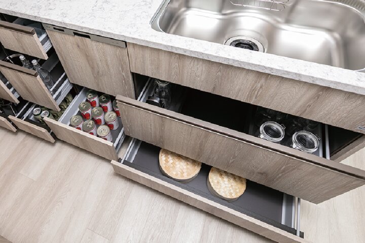 スライドキャビネット（巾木収納）