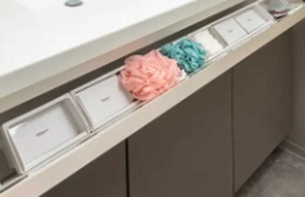 小物をすっきり収納できるコスメポケット