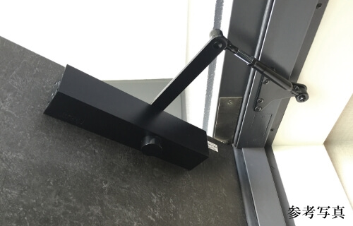 玄関扉 バックチェック機能付ドアクローザー