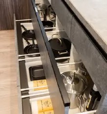 ソフトクローズ付スライド式収納