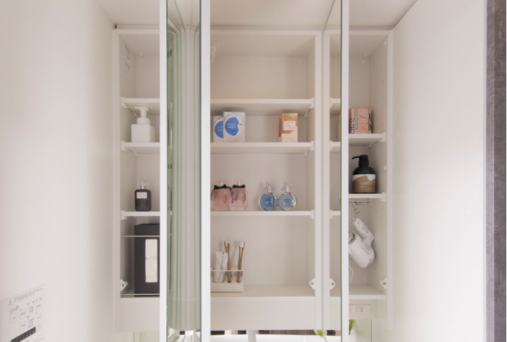 三面鏡 ミラーキャビネット