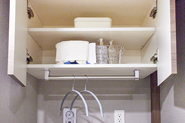 洗濯機置場上部吊戸棚（ハンガーパイプ付）