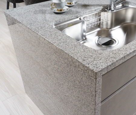 天然御影石の幅広キッチンカウンターを全戸に標準採用。
〈Qストーンとの無料セレクト可能〉※期限あり