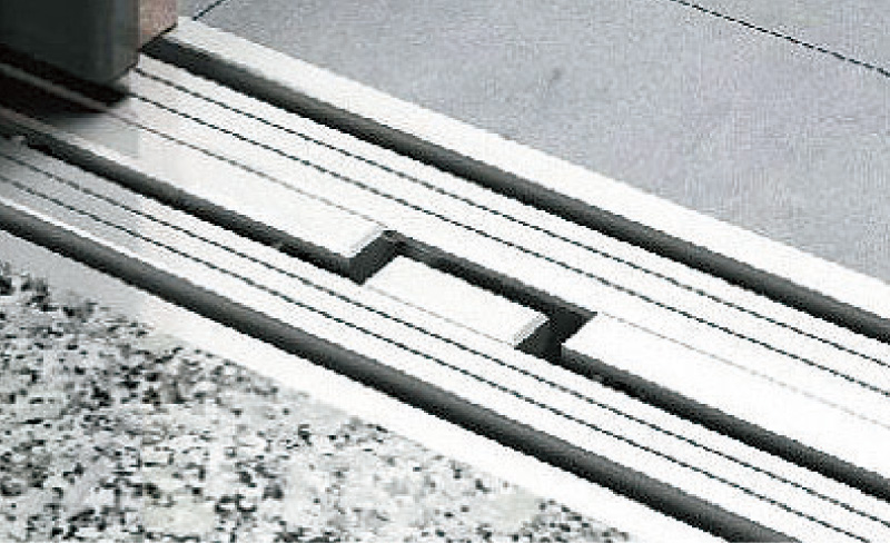 つまずき、はまり込み防止
敷居間隔10mm