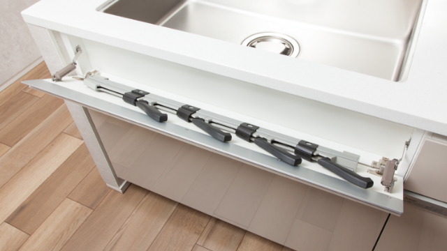 シンク手前のスイング包丁差し