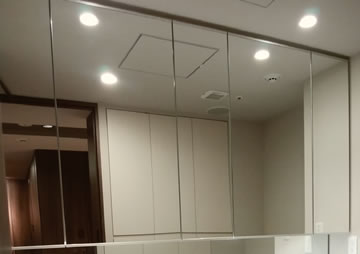 五面鏡
（POWDER ROOM）