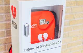 救命に役立つ「AED」を設置（レンタル方式）