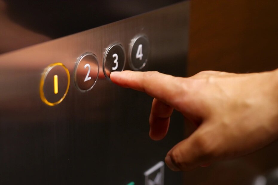 混み合う時間帯もスムーズ
エレベーターを2基搭載