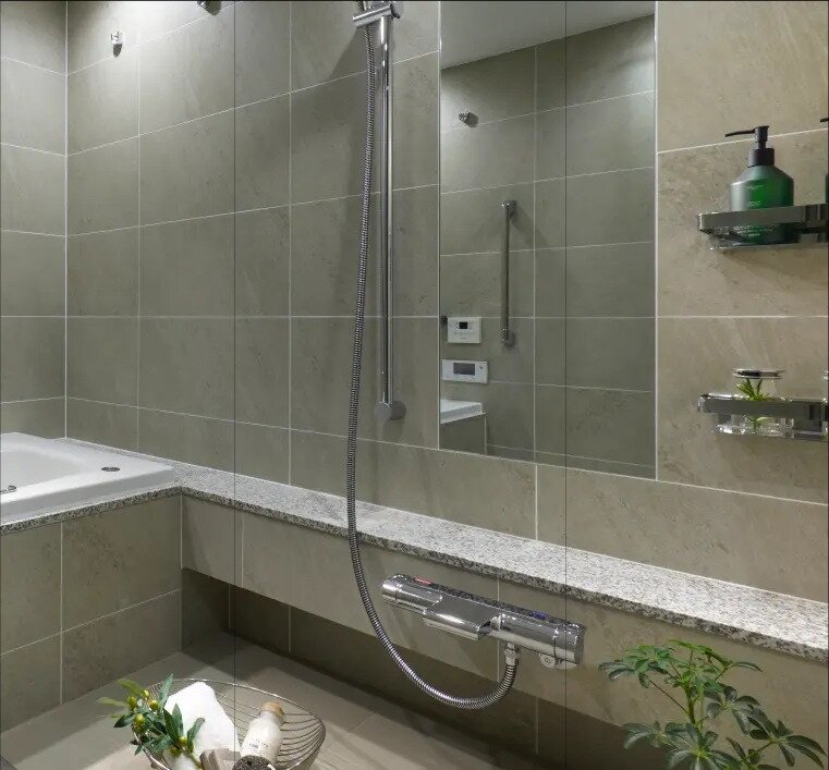 天然石カウンター等を採用した
上質な「日ポリ化工」社製ユニットバス