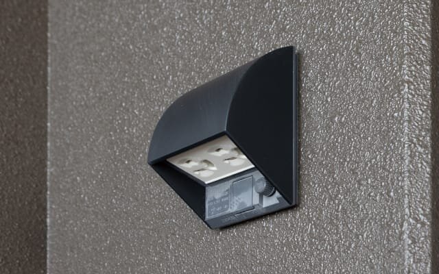 夜間に手元を照らす、バルコニーのLED照明。角度調整も可能です。