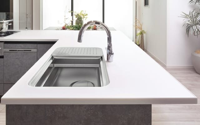 輝きのある美しさに加え、汚れをサッと一拭きでキレイにできるお手入れのしやすさが魅力です。