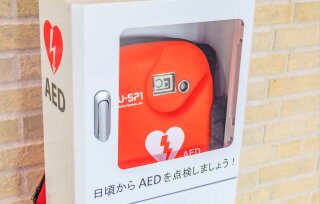 救命に役立つ「AED」を設置（レンタル方式）