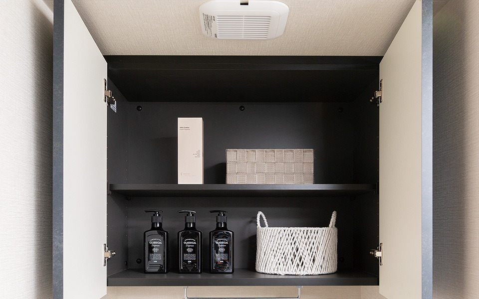 防水パン上部吊戸棚