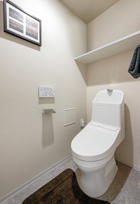 充実機能を装備した手洗い付ロータンク式トイレ