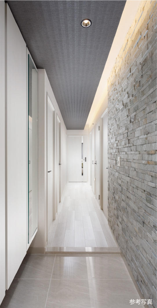 折り上げ天井&間接照明の廊下