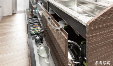 フロアキャビネット（巾木収納付）