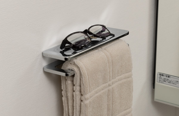 シェルフ付きタオル掛け