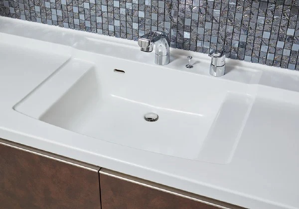 二人で並んで使用できるボウル一体型カウンター