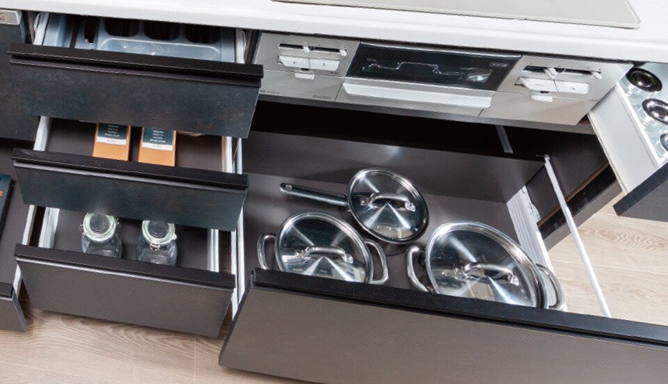 引き出し式のキッチンキャビネット