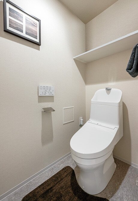 充実機能を装備した手洗い付ロータンク式トイレ