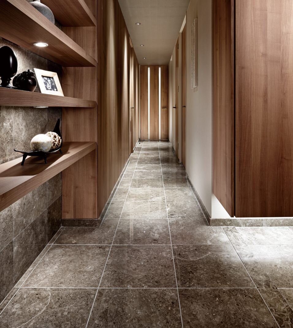 天然石貼り廊下