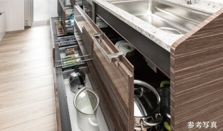 フロアキャビネット（巾木収納付）