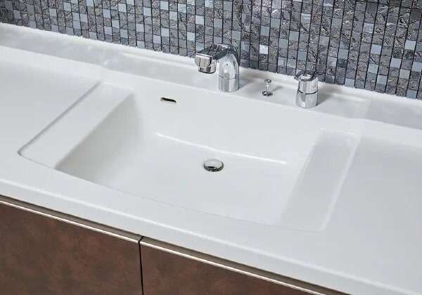 二人で並んで使用できるボウル一体型カウンター