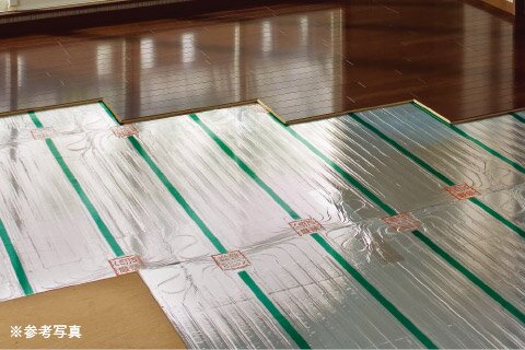 足元から暖めるガス温水式の床暖房を採用