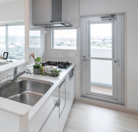 勝手口付きキッチンで効率的な動線を実現。