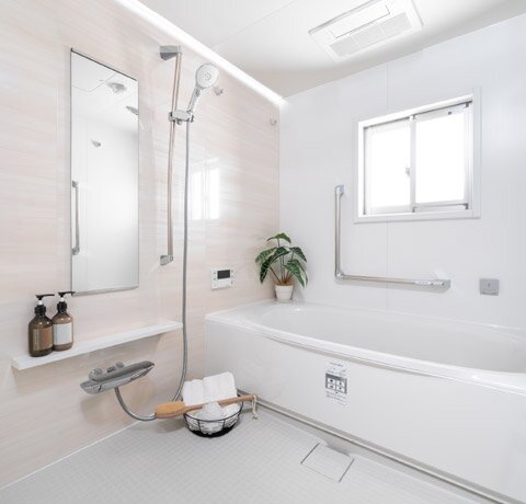 自然換気がスムーズにできる窓付きのバスルーム。