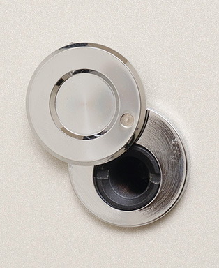 来訪者を安全に確認できる
裏ぶた付ドアアイ・対震ドアガード