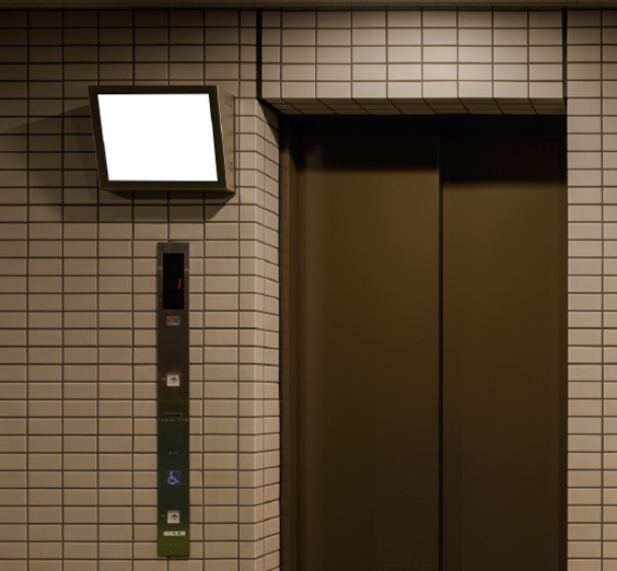 監視モニター付きエレベーター