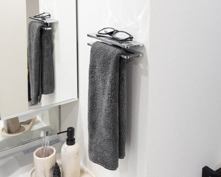 洗顔時のメガネ置きにも
小物棚付きタオル掛け