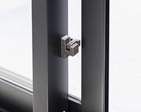 ストッパーで安全性を高めた
指挟み防止機能付サッシ
