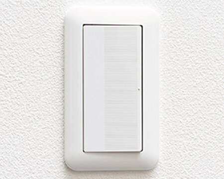 スイッチのON/OFFもラクラク
大型プレートスイッチ